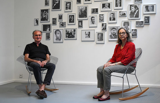 Marc et Josée Gensollen, assis sur des chaises "Bertoïa/Eames" de Bertrand Lavier et devant "Breaking Icons" de Jota Castro, à la Fabrique, le 20 juin 2023 © Christophe Asso