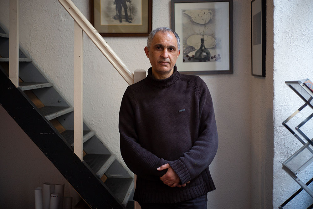 Abed Abidat, le 30 janvier 2026, dans les locaux d'Images Plurielles © Christophe Asso