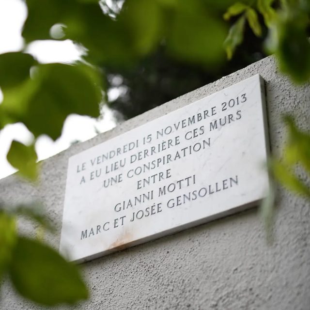 [ ENTRETIEN ] Marc et Josée Gensollen La belle idée, un entretien à découvrir sur Photorama Marseille. 

👉 Lien dans la bio 

Passionnés par l’art conceptuel depuis plus de 40 ans, Marc et Josée Gensollen, psychiatres spécialisés dans le langage, exposent leur collection à La Fabrique, un lieu dédié à sa monstration, au sein duquel ils organisent des visites pour les professionnels et les néophytes, afin de partager leur amour de « la belle idée ».

📷 Plaque commémorative de la conspiration entre Gianni Motti, Marc et Josée Gensollen © @christopheasso

#contemporaryphotograpy #contemporaryart #conceptualart #marseille #joseegensollen #docteur_gensollen @villemarseille @departement13