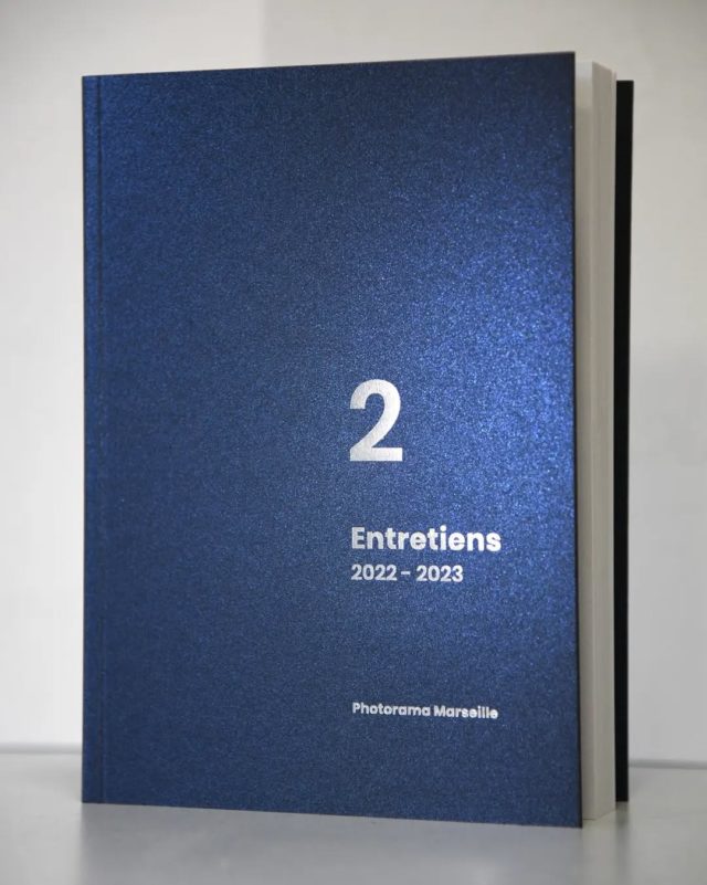 [ ENTRETIENS 2 ]

Disponible dans les librairies du @fracsud @zoeme_galerieeditionlibrairie @librairie_maupetit @librairieboutique_mucem @librairielesarcenaulx @librairiepradoparadis @librairiehistoiredeloeil @librairiedupalais @librairierupturelecorbusier @librairieactessud et L'odeur du temps, pour l'instant... et sur demande en envoi postal.

Deuxième recueil d'entretiens Photorama Marseille, réalisés entre février 2022 et juin 2023 par @christopheasso avec :

Fabrice Ney, 
Soraya Amrane,
@fescoulen
@davidgiancatarina
@labnf
@julien_lombardi
@pzachmann
@pierreciot
@eisenlohr
@orianne.ciantarolive 
@stephaneguglielmet
Denis Brihat 

Format 16cm x 22cm, 312 pages, 98 photographies. 
Prix : 20 euros 

Impression @imprimerie_cci

#contemporaryphotography
#photobook #photographers
#marseille