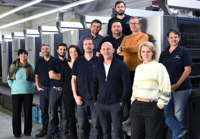 [ ENTRETIEN ] Patricia Lubinu L'intelligence de la main, un entretien à découvrir sur Photorama Marseille 👉 lien dans la bio 

Chef de fabrication à @imprimerie_cci depuis sa création, Patricia Lubinu s’apprête à tirer sa révérence. Rencontre avec une femme au service de la culture depuis près de 40 ans, qui place la relation avec ses clients au premier plan.

📷 L'équipe de l'imprimerie CCI, le 1er février 2024 (c) @christopheasso