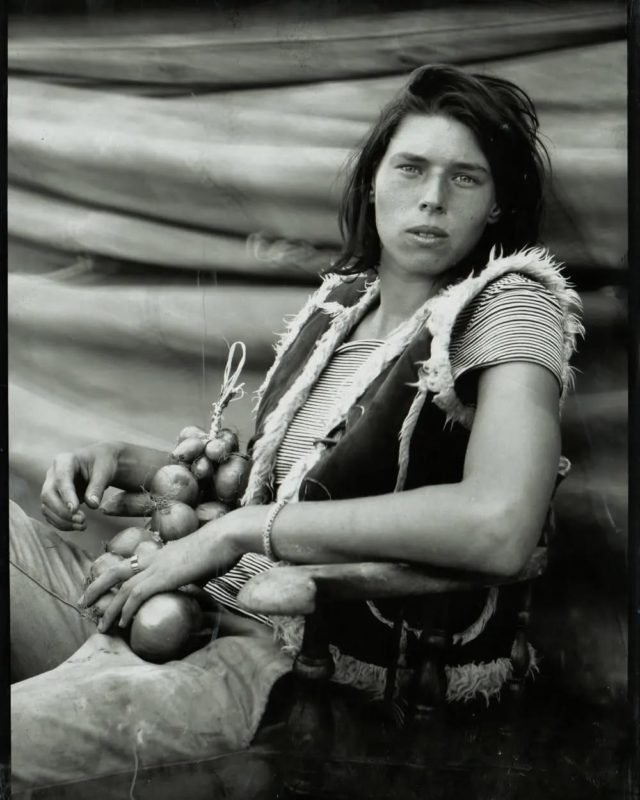 [ ENTRETIEN ] Hans Zeeldieb Le voleur d'âme, un entretien à retrouver sur le site Photorama Marseille 

Portraitiste de rue, @hanszeeldieb a, après s’être formé à la navigation, entrepris un voyage initiatique de deux ans qui l’a mené de l’autre côté de l’Atlantique. Plus récemment, c’est en Méditerranée, entre France et Maghreb, qu’il a œuvré pour la @grandecommandephoto De ses traversées, tel un anthropologue, il rapporte de touchants portraits à l’écriture singulière, témoins vibrants de ses rencontres.

📷 La vendeuse d'oignons (c) Hans Zeeldieb 

#contemporaryphotograpy
#marseille #photorama.marseille