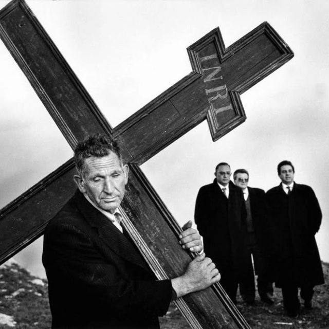 [ ENTRETIEN ] Franco Zecchin L’ordre des choses, un entretien à découvrir sur Photorama Marseille 👉 Lien dans la bio 

🇮🇹 Photojournaliste engagé, Franco Zecchin a photographié la Sicile durant les années de guerre de la mafia (1975-1994). En s’intéressant aux peuples nomades, et plus généralement aux rapports des hommes à leurs territoires, il oriente son travail vers une approche sociale.

📷 Cruciféraire. Caltabellotta, Agrigente, 1993 © Franco Zecchin